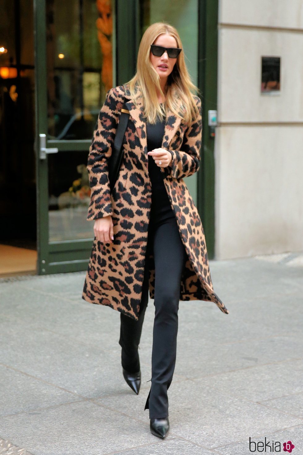 Rosie Huntington con abrigo de estampado de leopardo en Nueva York