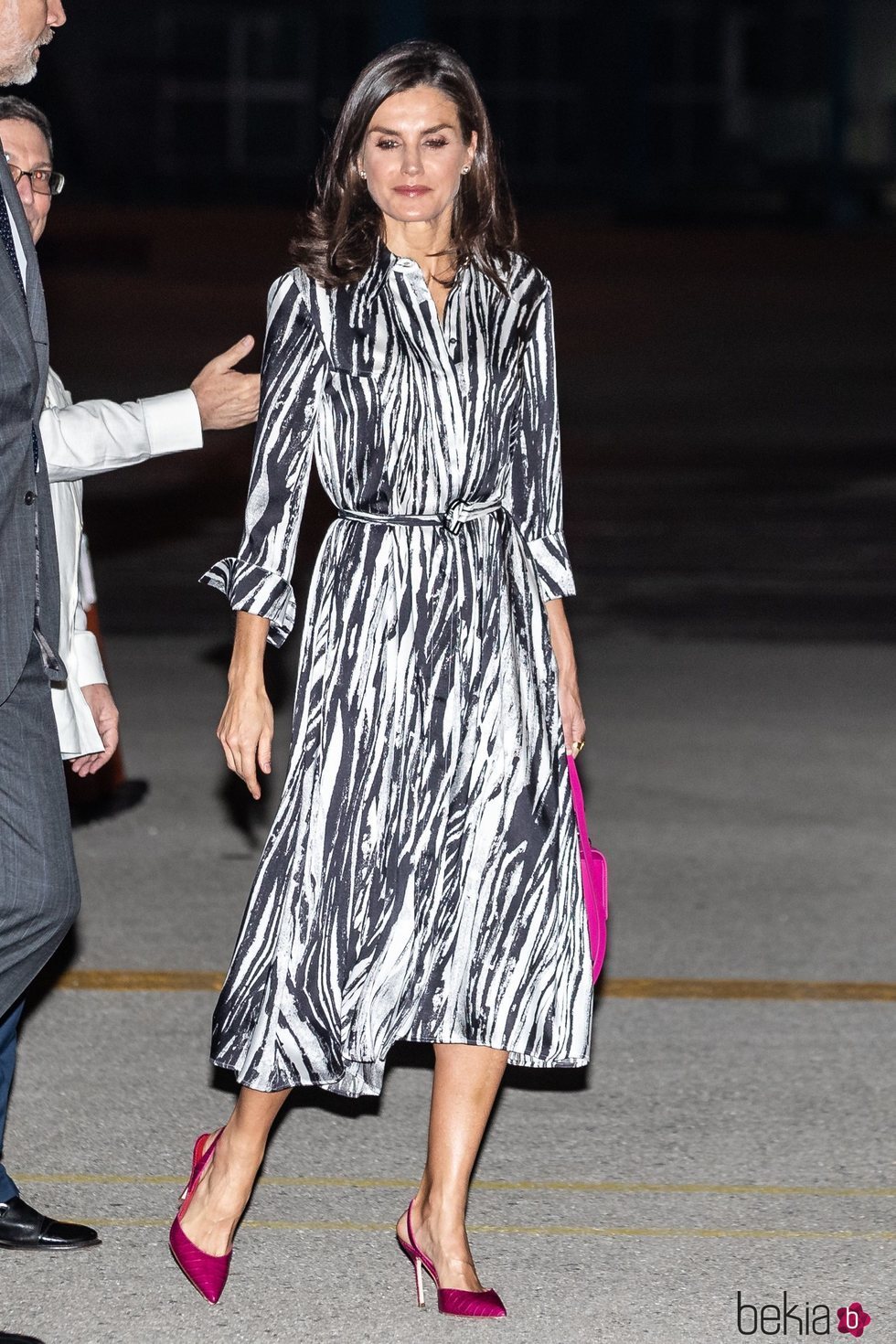 La Reina Letizia con vestido animal print en su llegada a La Habana