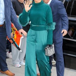 Jennifer Lopez con look turquesa y gafas de sol en Nueva York