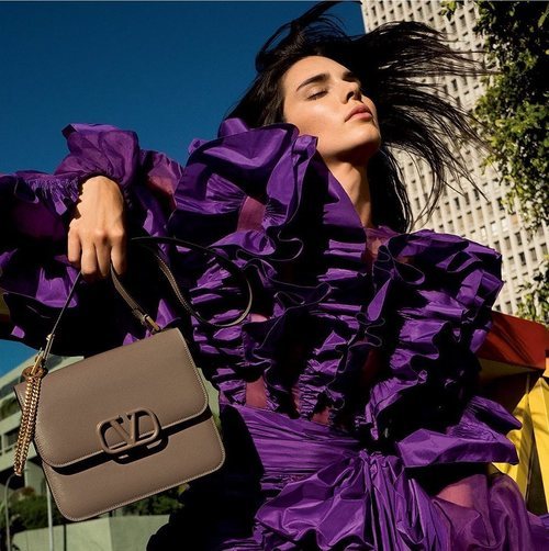 Modelo 'VSLIN Bag' de Valentino en color marrón de la colección Resort 2020