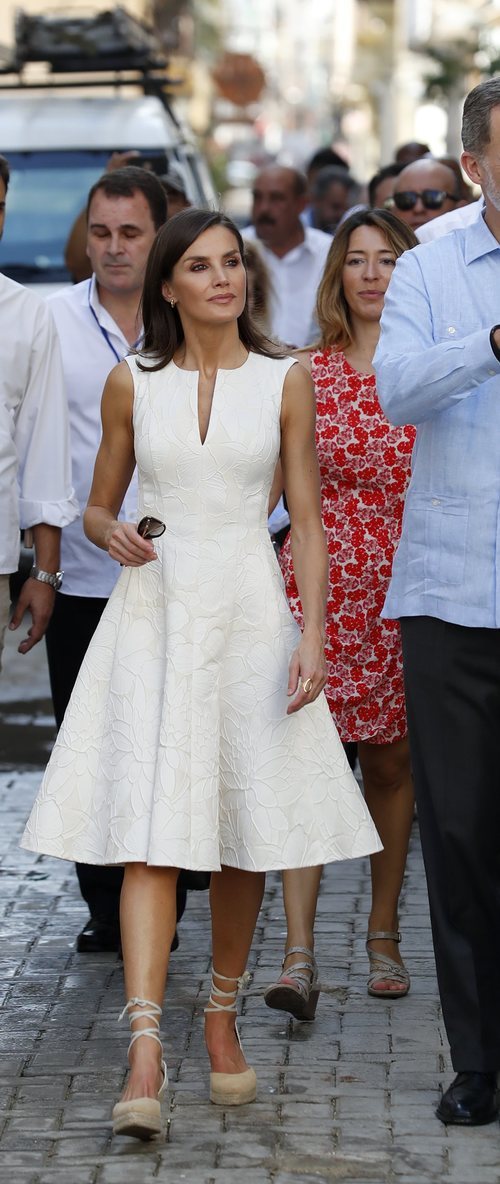 La Reina Letizia con vestido floral de Carolina Herrera durante su Viaje Oficial en La Habana