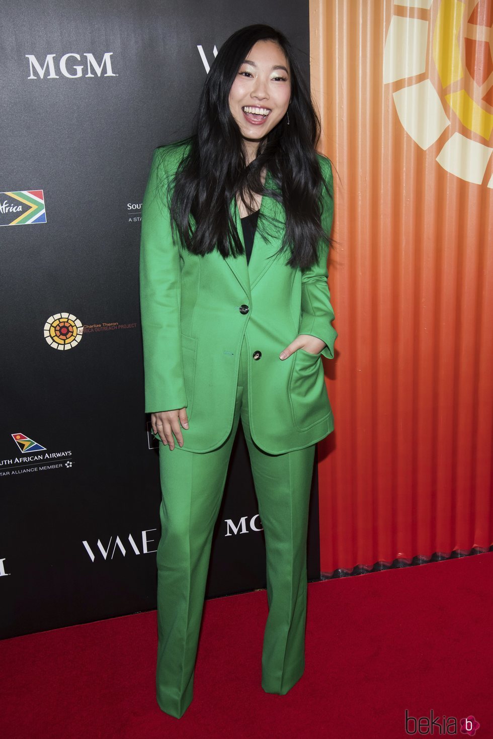 Awkwafina con traje verde durante la gala Africa Project 2019