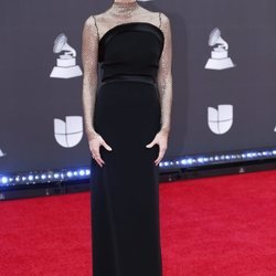 Paz vega con vestido negro en la alfombra roja de los Grammy Latino 2019