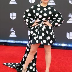 Rosalía con vestido de lunares en la alfombra roja de los Grammy Latino 2019