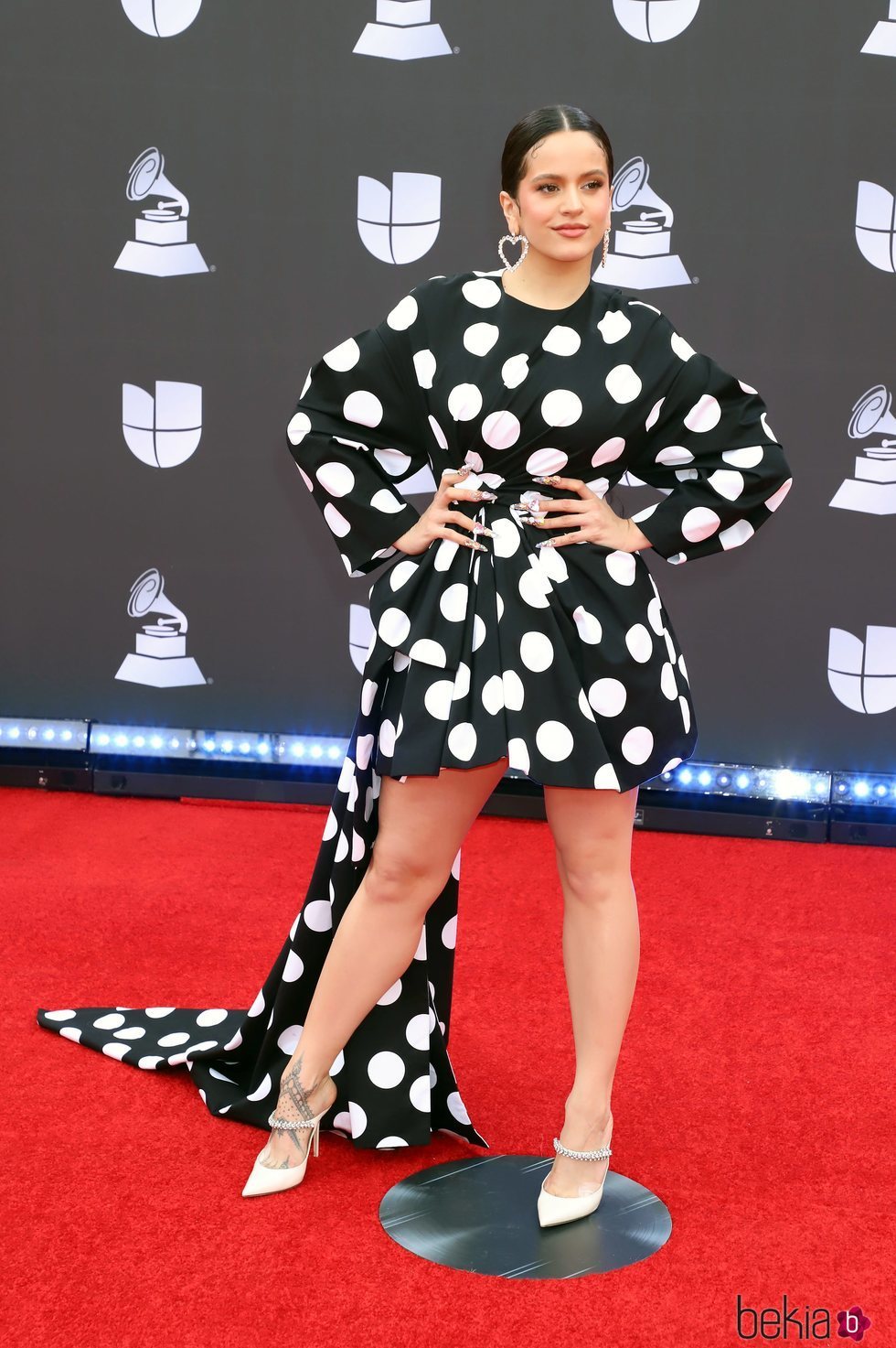 Rosalía con vestido de lunares en la alfombra roja de los Grammy Latino 2019