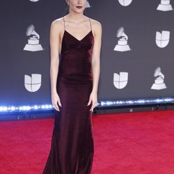 Aitana con vestido burdeos en la alfombra roja de los Grammy Latino 2019