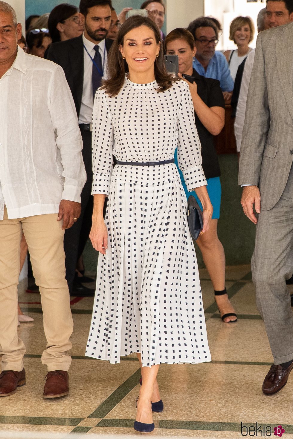 La Reina Letizia con vestido de Massimo Duti durante su Viaje Oficial en La Habana