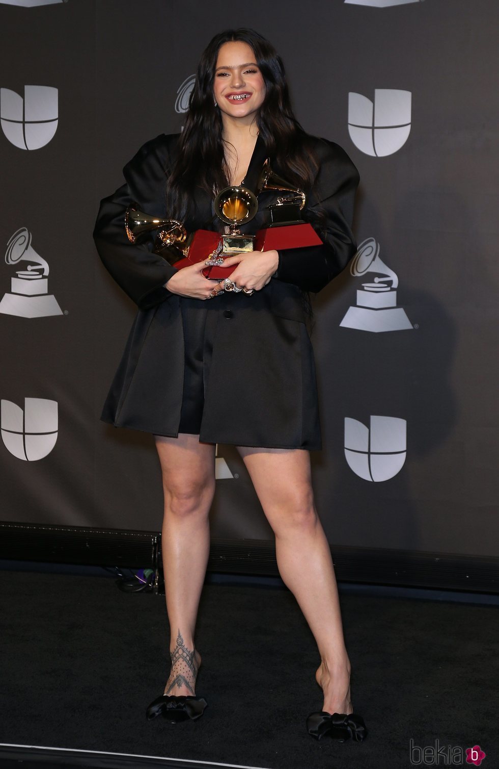 Rosalía con vestido negro en la alfombra roja de los Grammy Latinos 2019