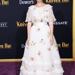 Ana de Armas con vestido blanco en la premiere de 'Knives out'