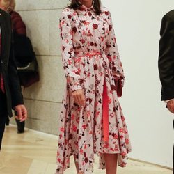 La Reina Letizia con vestido floral de Hugo Boss en el Rastrillo solidario Nuevo Futuro