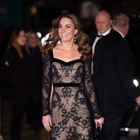 Kate Middleton con un vestido largo de encaje en la Royal Variety Performance 2019