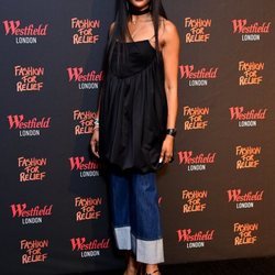 Naomi Campbell con blusa negra en la alfombra roja de 'Fashion for Relief' 2019