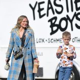 Hilary Duff con abrigo de cuadros junto a su hijo en Los Ángeles