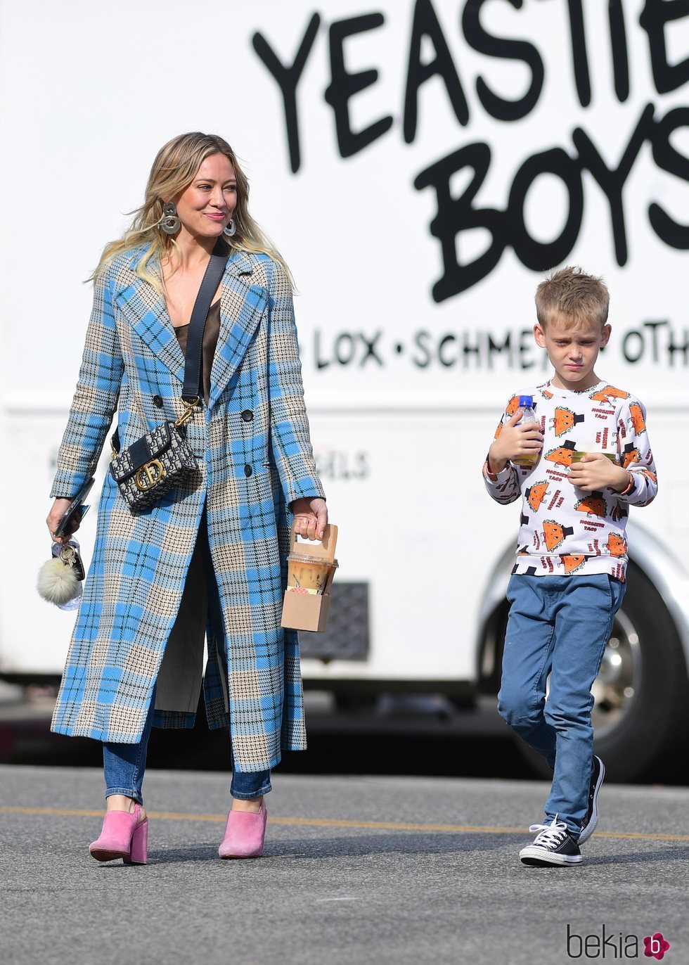 Hilary Duff con abrigo de cuadros junto a su hijo en Los Ángeles