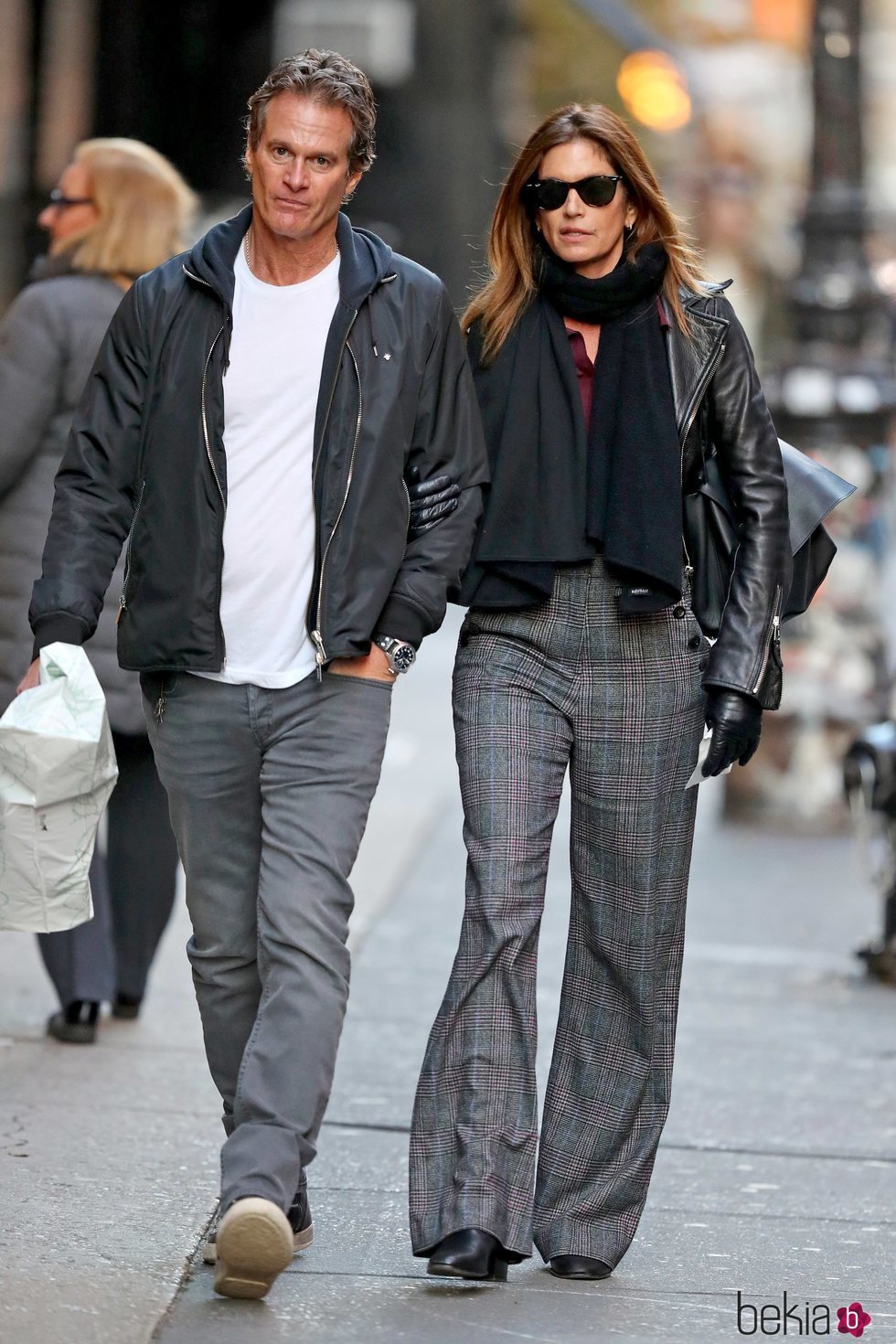 Cindy Crawford junto a Rande Gerber con pantalones campana en Nueva York