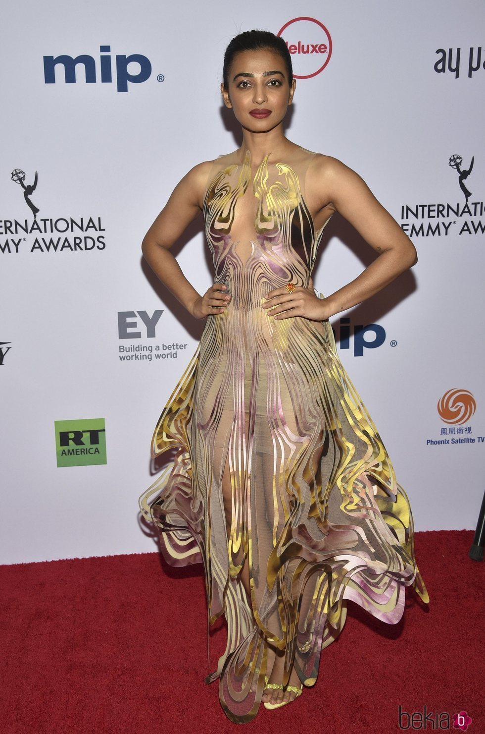 Radhika Apte con vestido transparente en la alfombra roja de los Emmy 2019
