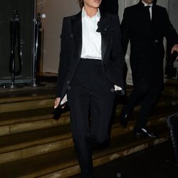 Victoria Beckham con un dos piezas negro en Londres