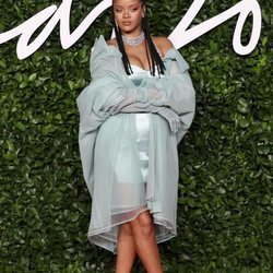 Rihanna con vestido azul turquesa en los British Fashion Awards 2019