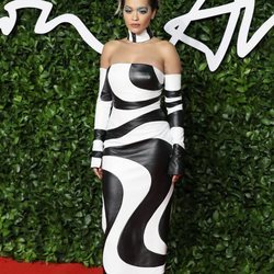 Rita Ora con vestido blanco y negro en palabra de honor en los British Fashion Awards 2019
