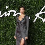 Irina Shayk con vestido gris y abertura en los British Fashion Awards 2019