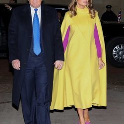 Melania Trump con un abrigo capa en amarillo con complementos rosa fucsia en la cumbre de líderes de la OTAN