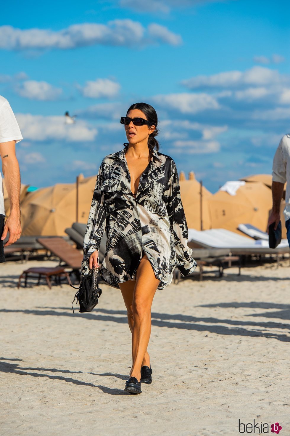 Kourtney Kardashian con vestido blanco y negro de paseo por la playa en Miami