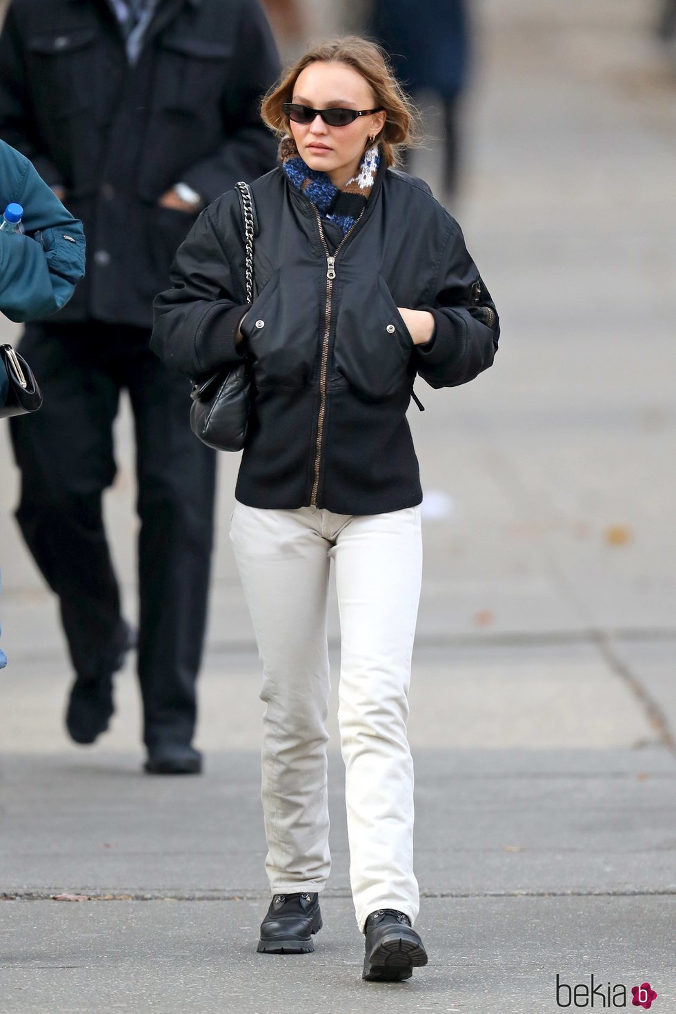 Lily-Rose Depp con un look casual caminando por las calles de Nueva York