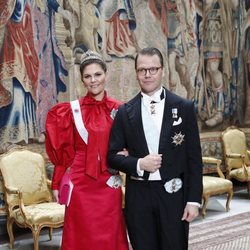 La Princesa Victoria de Suecia con un vestido demasiado pomposo en la cena de nobles de Suecia