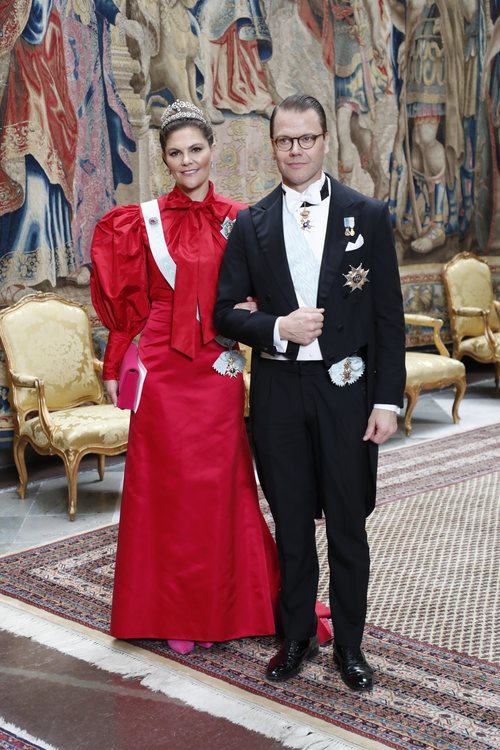 La Princesa Victoria de Suecia con un vestido demasiado pomposo en la cena de nobles de Suecia