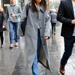 Katie Holmes con abrigo de paño gris por Nueva York