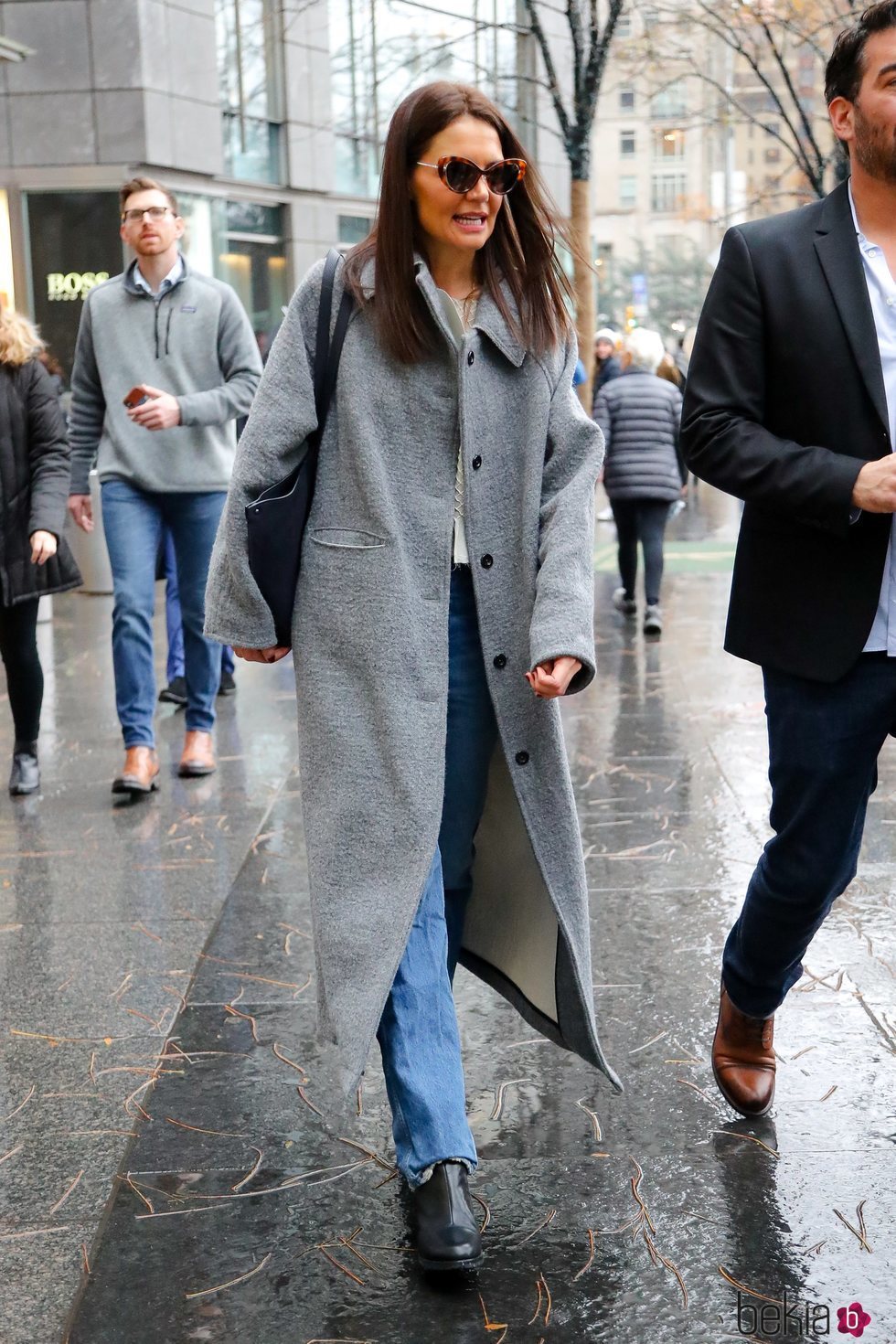 Katie Holmes con abrigo de paño gris por Nueva York