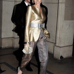 Charlene de Mónaco con blazer dorada con cinturón plateado