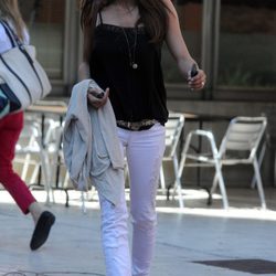 Sara Carbonero con jeans blancos y camiseta