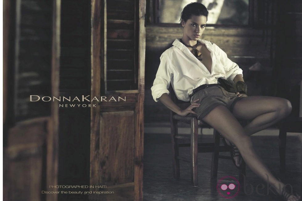 Adriana Lima posa para la nueva campaña de la firma Donna Karan