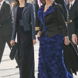 La Princesa Letizia y la Reina Sofía con vestidos en azul cobalto