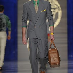Modelo de bolso masculino de Versace