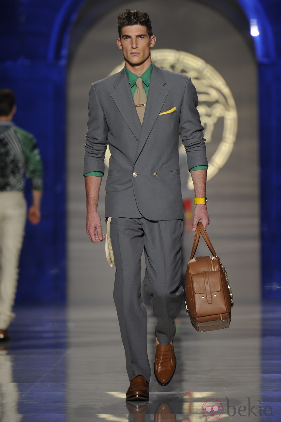 Modelo de bolso masculino de Versace
