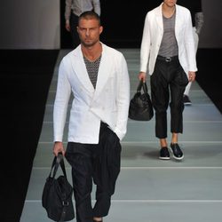 Modelo de bolso masculino de Giorgio Armani