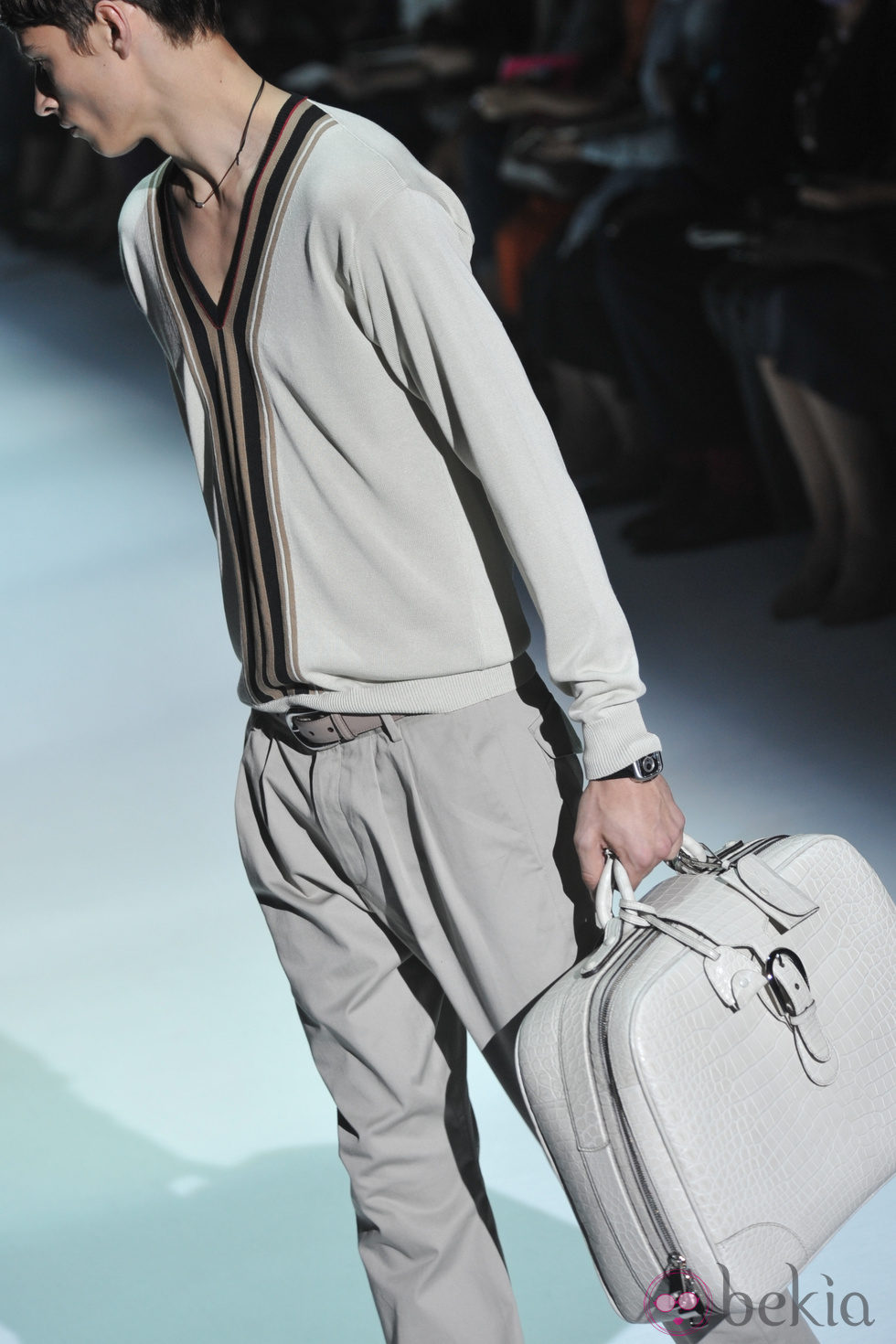 Modelo de bolso masculino en piel de Gucci