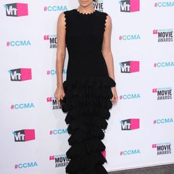 Look de Charlize Theron con vestido negro en los premios Critics Choice 2012