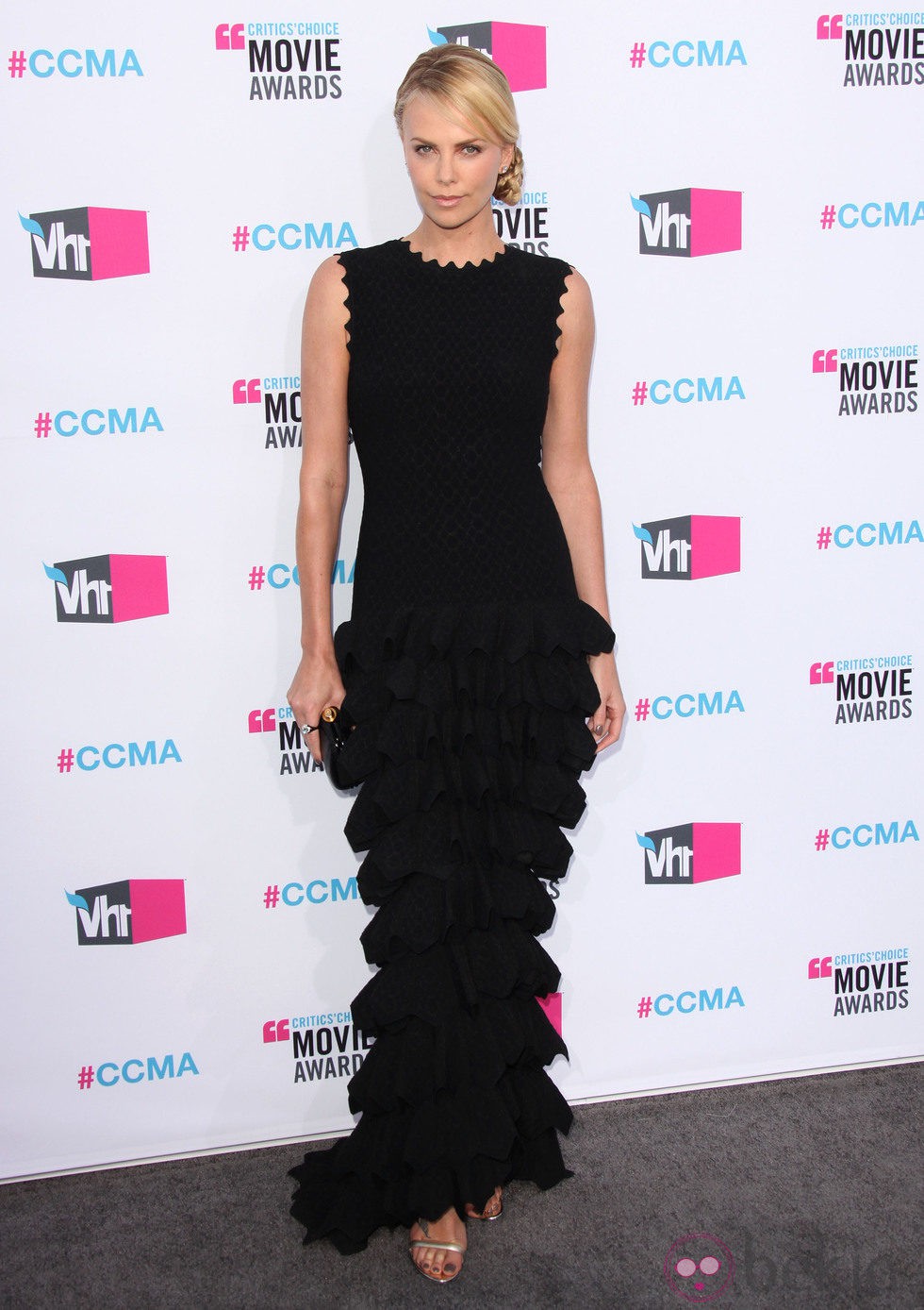 Look de Charlize Theron con vestido negro en los premios Critics Choice 2012