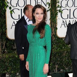 Angelina Jolie con un vestido Versace en los Globos de Oro 2011