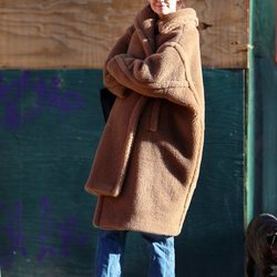 Katie Holmes con abrigo de borrego largo en Nueva York