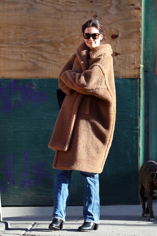 Katie Holmes con abrigo de borrego largo en Nueva York