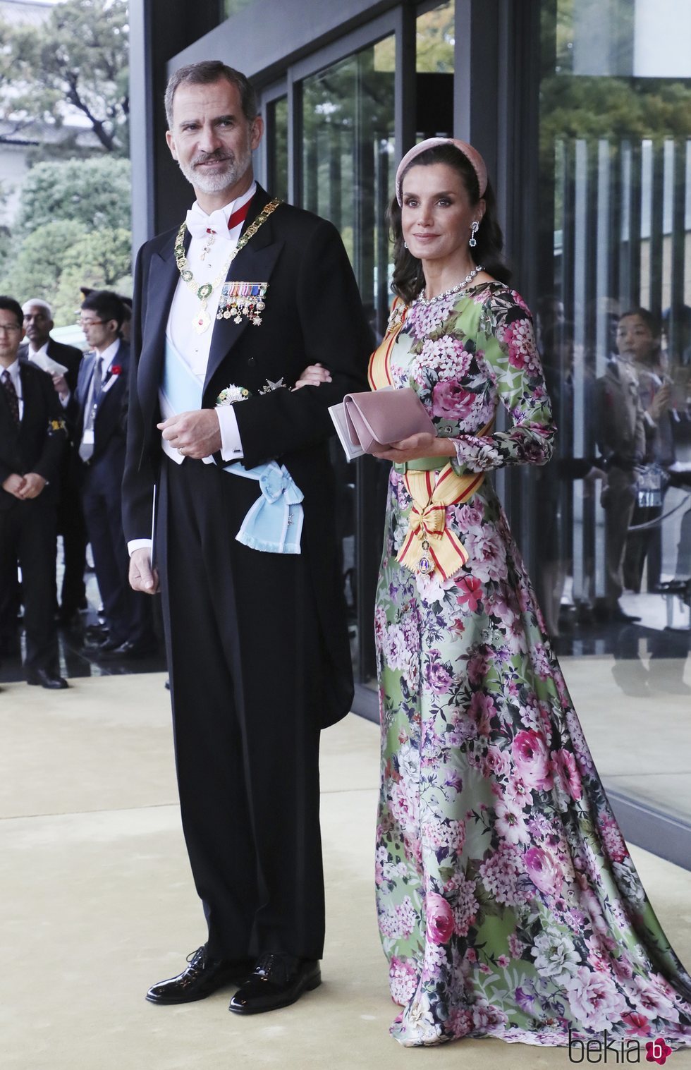 La Reina Letizia con un vestido de estampado floral de Matilde Cano en Japón