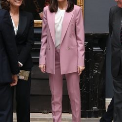 La Reina Letizia con traje sastre color rosa palo en una visita a la exposición 'La otra Corte'