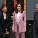 La Reina Letizia con traje sastre color rosa palo en una visita a la exposición 'La otra Corte'