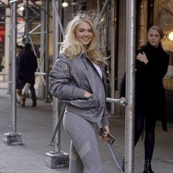 Kate Upton con chándal gris y deportivas plateadas en Nueva York