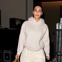 Kim Kardashian con un chándal de franela blanco y bolso de Hermès en Los Ángeles