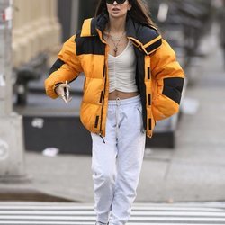 Emily Ratajkowski con crop top y abrigo fluorescente en Nueva York